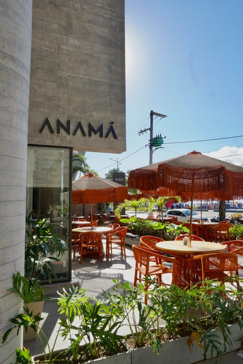 Entrada do Anamá no New Time, com as mesas na varanda