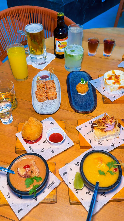 Mesa do happy hour do Anamá: petiscos, chopp e drinks