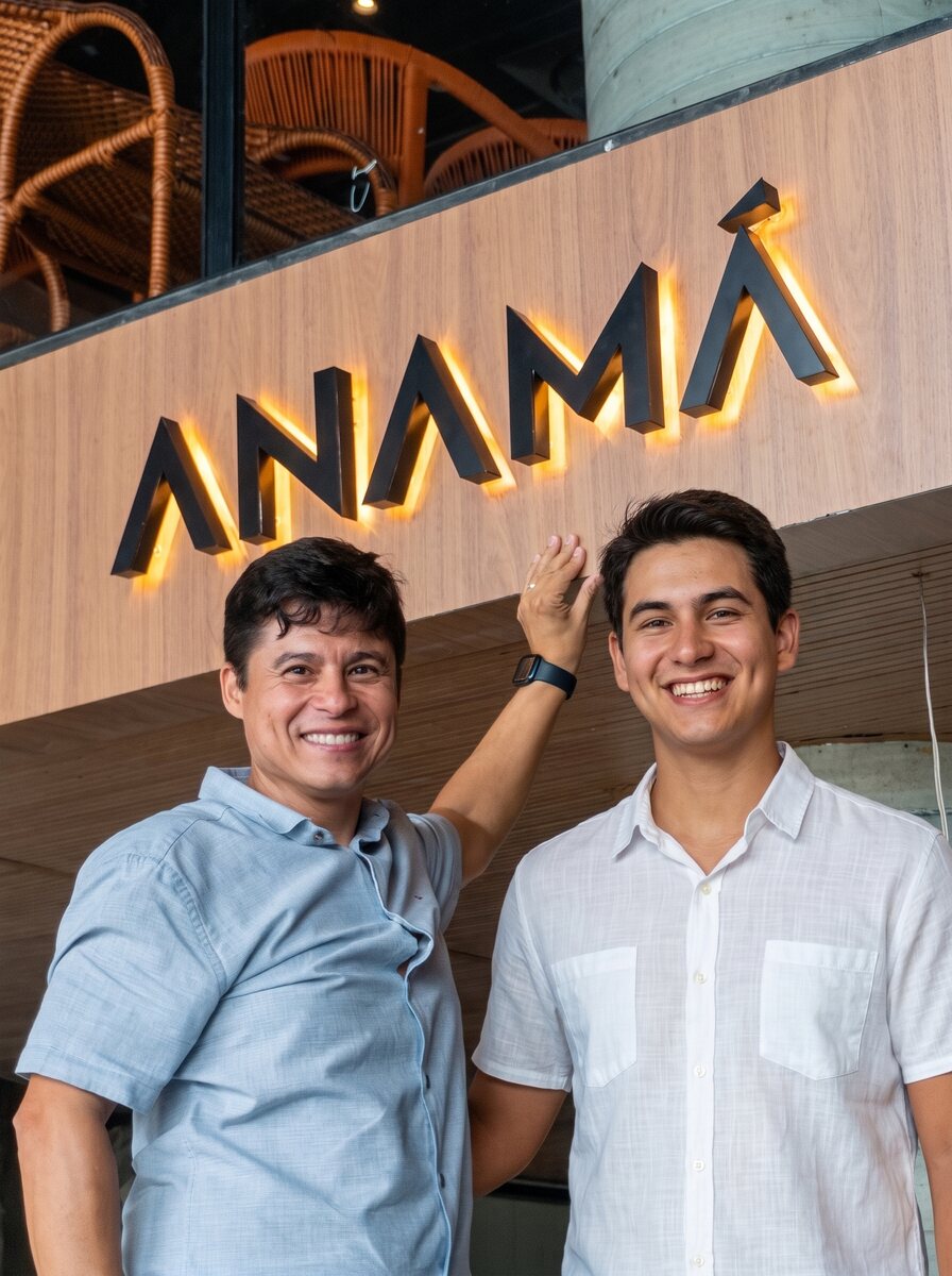 Eutímio e Léo, pai e filho, em frente ao letreiro do Anamá